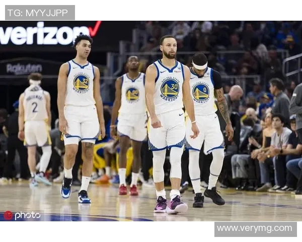 勇士与尼克斯太阳的激烈对决展现篮球魅力与团队精神的完美结合 勇士与尼克斯太阳的激烈对决展现篮球魅力与团队精神的完美结合