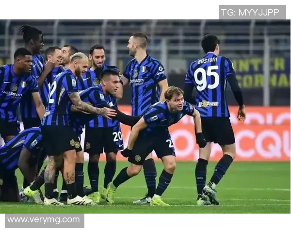 国米与尤文激战正酣双方球员拼尽全力争夺胜利 国米与尤文激战正酣双方球员拼尽全力争夺胜利