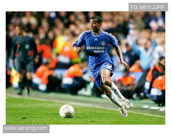 哈维西蒙斯的崛起之路：从青训天才到足球场上的闪耀明星